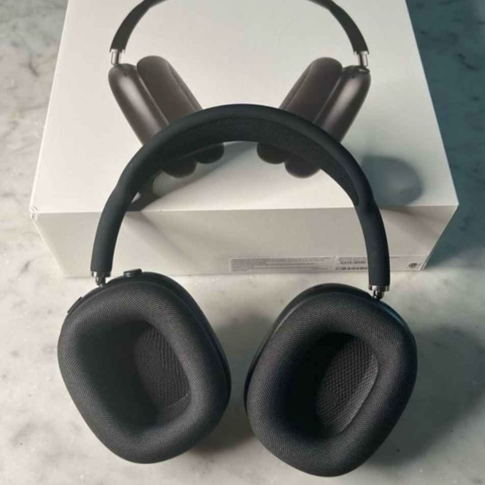 Black Airpods Max